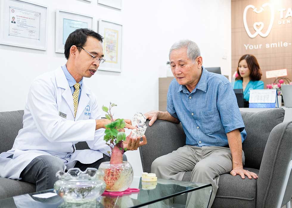Bác sĩ Tôn Thất Ngọc tiến hành tư vấn cho bệnh nhân về phục hình răng bằng hàm tháo lắp
