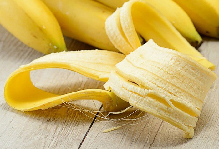 Chuối là loại trái cây chứa nhiều khoáng chất tốt cho sức khỏe như kali, magie, các loại vitamin,... Đặc biệt, trong vỏ chuối, phần mà chúng ta thường hay bỏ đi, lại có nhiều thành phần tốt trong việc làm trắng răng. Potassium và mangan có tác dụng vô cùng tuyệt vời giúp loại bỏ mảng bám.